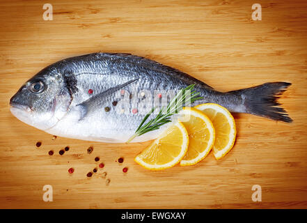 Frischer Fisch Dorado auf hölzernen Hintergrund Stockfoto