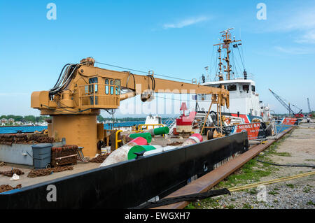 Wisconsin, Door County, Sturgeon Bay Küste Guiard Cutter Mobile Bay Eis brechen Schlepper schiebt ein Hilfsmittel zur Navigation Barge Stockfoto