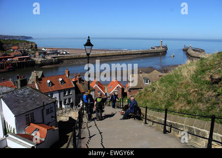 Whitbys 199 Stufen sind eine außergewöhnliche Attraktion in Whitby. Sie ziehen Besucher aus aller Welt Stockfoto