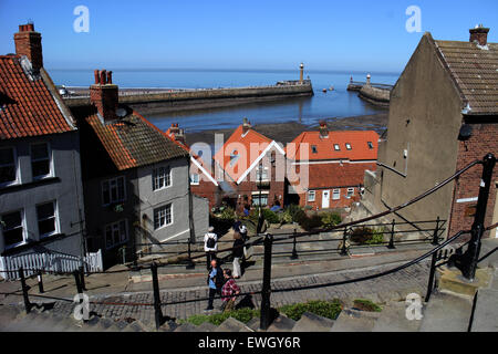 Whitbys 199 Stufen sind eine außergewöhnliche Attraktion in Whitby. Sie ziehen Besucher aus aller Welt Stockfoto