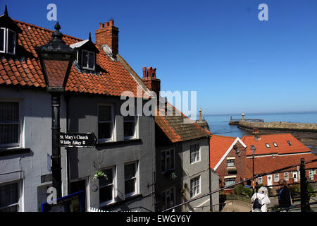 Whitbys 199 Stufen sind eine außergewöhnliche Attraktion in Whitby. Sie ziehen Besucher aus aller Welt Stockfoto