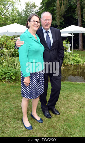 Berlin, Deutschland. 25. Juni 2015. Der ehemalige Bundesfinanzminister Peer Steinbrück und seine Frau Gertrud ankommen, der Königin-Geburtstags-Party in der Residenz des britischen Botschafters in Deutschland in Berlin, Deutschland, 25. Juni 2015. Die britische Monarchin und ihr Ehemann sind auf ihrer fünften Staatsbesuchs in Deutschland vom 23. bis 26. Juni. © Dpa Picture Alliance Credit: Dpa picture-Alliance/Alamy Live News Stockfoto