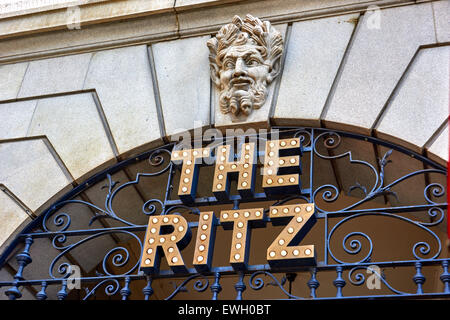 Ritz, London ist ein Denkmalgeschütztes 5-Sterne Hotel in Piccadilly in London Stockfoto