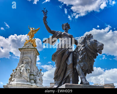 Das Victoria Memorial ist ein Denkmal für Königin Victoria, befindet sich am Ende von The Mall in London Stockfoto