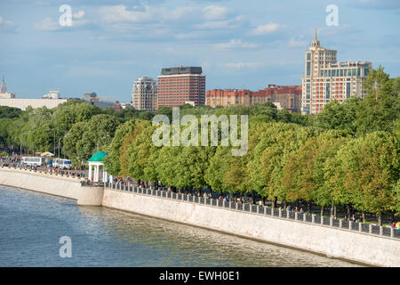 Blick auf Moskau-Fluss, Böschung Puschkin und der Central Park der Kultur und der Rest benannt nach Go Stockfoto