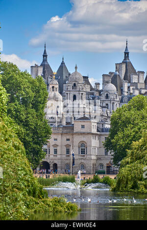 St. James Park ist ein 23 ha (57) in der City of Westminster, Zentrum von London. Stockfoto