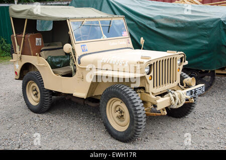 Ein Willys Jeep aus dem 2. Weltkrieg in Wüste Sand Farben - Schlüssel diese klassische 4-Rad-Fahrzeuge Armee Transporte für die US-Truppen. Stockfoto