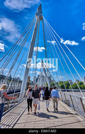 Hungerford Bridge überquert den Fluss Themse in London und liegt zwischen Waterloo Bridge und Westminster Bridge. Stockfoto