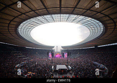 Berlin, Deutschland. 25. Juni 2015. Das Publikum jubelt, als australische Rockband AC/DC führt auf der Bühne während eines Konzerts im Olympiastadion in Berlin, Deutschland, 25. Juni 2015. Foto: Britta Pedersen/Dpa/Alamy Live News Stockfoto