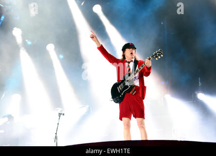 Berlin, Deutschland. 25. Juni 2015. Gitarrist Angus Young der australischen Rockband AC/DC führt auf der Bühne während eines Konzerts im Olympiastadion in Berlin, Deutschland, 25. Juni 2015. Foto: Britta Pedersen/Dpa/Alamy Live News Stockfoto