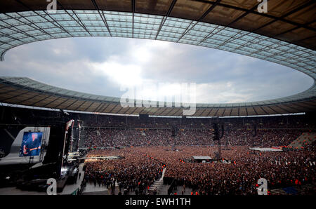Berlin, Deutschland. 25. Juni 2015. Australische Rockband AC/DC führt auf der Bühne während eines Konzerts im Olympiastadion in Berlin, Deutschland, 25. Juni 2015. Foto: Britta Pedersen/Dpa/Alamy Live News Stockfoto