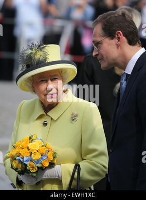 Berlin, Deutschland. 26. Juni 2015. Die britische Königin Elizabeth II, begleitet von der Berliner Governing Mayor Michael Mueller (R), verlässt Hotel Adlon in Berlin, Deutschland, 26. Juni 2015. Die britische Monarchin und ihr Ehemann sind auf ihre fünfte Staatsbesuchs in Deutschland vom 23. bis 26. Juni. © Dpa Picture Alliance Credit: Dpa picture-Alliance/Alamy Live News Stockfoto