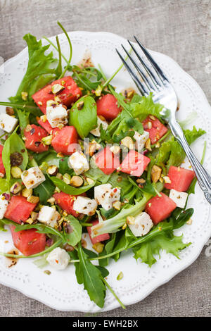 Wassermelonen-Salat mit Feta und Nüssen Stockfoto