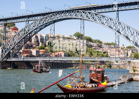 Dom Luis I Brücke, die obere Ebene ein Gehweg und eine Metro ist Linie und Autos auf der unteren Ebene von Vila Nova de trainieren Stockfoto