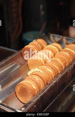 Japanische traditionelle Süßspeise, Imagawayaki gemacht von Red Bean Jam (Azuki) Füllung eingeklemmt zwischen zwei knusprigen Waffeln. Stockfoto