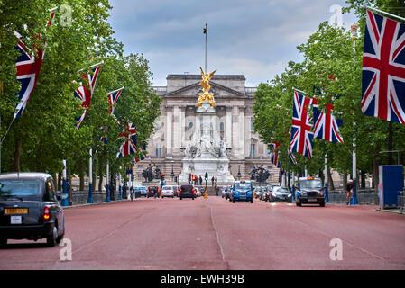 Buckingham Palace ist der Londoner Residenz und Principal Arbeitsplatz der Monarchie des Vereinigten Königreichs. Stockfoto