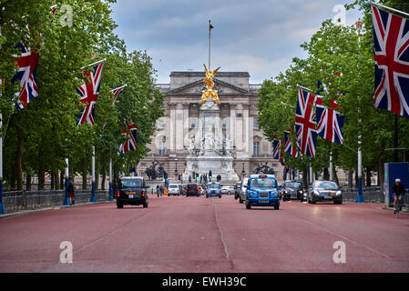 Buckingham Palace ist der Londoner Residenz und Principal Arbeitsplatz der Monarchie des Vereinigten Königreichs. Stockfoto