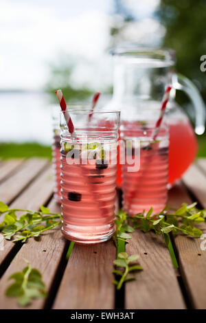 Hausgemachte Limonade hergestellt aus roten Beeren Stockfoto