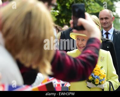 Berlin, Deutschland. 26. Juni 2015. Die britische Königin Elizabeth II grüßt Mitglieder der Öffentlichkeit, während sie über den Pariser Platz in der Nähe Berlins Wahrzeichen Brandenburger Tor am 26. Juni 2015 geht. Britische Königin Elizabeth II ist für einen dreitägigen Besuch in Deutschland. © Dpa Picture Alliance Credit: Dpa picture-Alliance/Alamy Live News Stockfoto