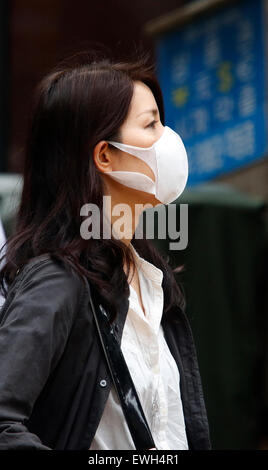 Seoul, Südkorea. 26. Juni 2015. Tragen eine Maske, geht eine Frau in einem Einkaufsviertel im Zentrum von Seoul, South Korea. Nach Süden Koreas Gesundheitsministerium am Freitag 181 Menschen infiziert wurden mit Nahost respiratorische Syndrom (MERS) und 31 Menschen starben von ihm da Südkorea am 20. Mai 2015 seinen ersten MERS Fall berichtet. Bildnachweis: Lee Jae-Won/AFLO/Alamy Live-Nachrichten Stockfoto