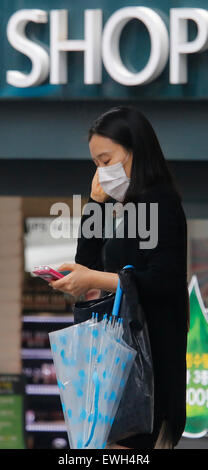 Seoul, Südkorea. 26. Juni 2015. Eine Frau trägt eine Maske, in einem Einkaufsviertel im Zentrum von Seoul, South Korea. Nach Süden Koreas Gesundheitsministerium am Freitag 181 Menschen infiziert wurden mit Nahost respiratorische Syndrom (MERS) und 31 Menschen starben von ihm da Südkorea am 20. Mai 2015 seinen ersten MERS Fall berichtet. Bildnachweis: Lee Jae-Won/AFLO/Alamy Live-Nachrichten Stockfoto