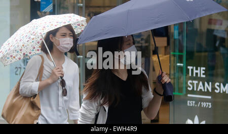 Seoul, Südkorea. 26. Juni 2015. Eine Maske tragen, gehen die Menschen auf einem Einkaufsviertel im Zentrum von Seoul, South Korea. Nach Süden Koreas Gesundheitsministerium am Freitag 181 Menschen infiziert wurden mit Nahost respiratorische Syndrom (MERS) und 31 Menschen starben von ihm da Südkorea am 20. Mai 2015 seinen ersten MERS Fall berichtet. Bildnachweis: Lee Jae-Won/AFLO/Alamy Live-Nachrichten Stockfoto