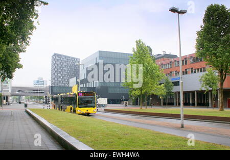 Neue Bibliothek und Fakultät Universitätsgebäude am Padualaan in De Uithof Campus Utrecht, Niederlande. City-Bus vorbei. Stockfoto