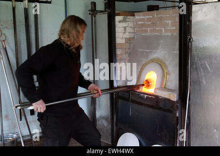 Transjö, Schweden, Glasblaeser Dan Clausen am Arbeitsplatz Stockfoto