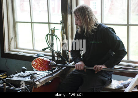 Transjö, Schweden, Glasblaeser Dan Clausen am Arbeitsplatz Stockfoto