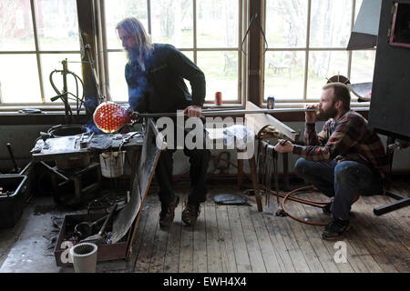 Transjö, Schweden, Lars Glasblaeser Skulberg (rechts) und Dan Clausen am Arbeitsplatz Stockfoto