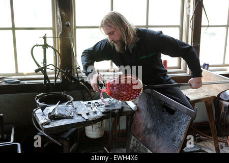 Transjö, Schweden, Glasblaeser Dan Clausen am Arbeitsplatz Stockfoto