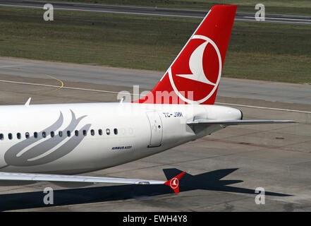 Berlin, Deutschland, hinten ein Airbus A321 der Fluggesellschaft Turkish Airlines Stockfoto