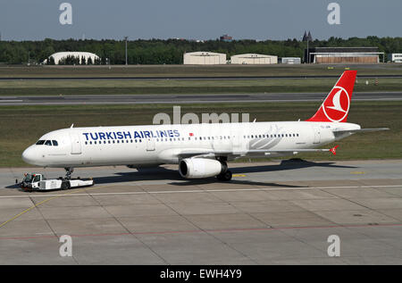 Berlin, Deutschland, Airbus A321 der Fluggesellschaft Turkish Airlines Stockfoto