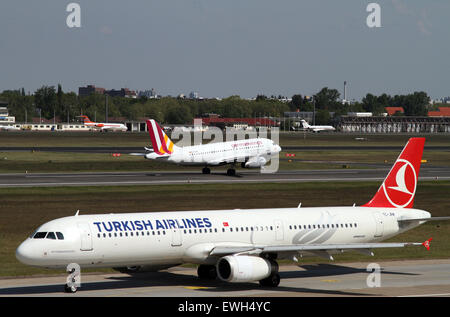 Berlin, Deutschland, Airbus A321 von Turkish Airlines und Airbus A319 der German Wings Stockfoto