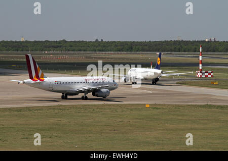 Berlin, Deutschland, Airbus A320 und Airbus A319 der Lufthansa German Wings auf dem Weg zur Startbahn Stockfoto