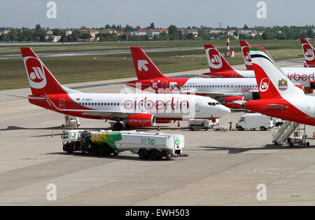 Berlin, Deutschland, Flugplatz Tanker von BP vor Flugzeuge von Air Berlin Stockfoto