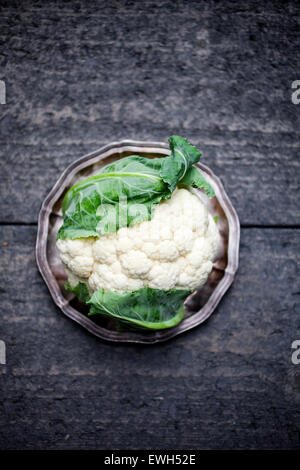 Frischer Blumenkohl auf dunklen Tisch Stockfoto