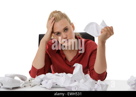 Büroangestellte mit vermasselt Papierkugel auf ihrem Schreibtisch nicht suchen zu glücklich Stockfoto