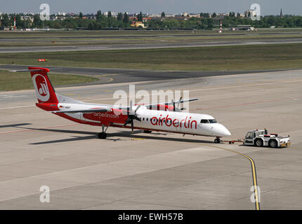 Berlin, Deutschland, Bombardier Dash 8Q-400 von Air Berlin wird von einem Push-Back-Fahrzeug geschoben. Stockfoto