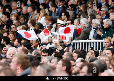 Paris, Frankreich, japanische Nationalflaggen sind im Publikum schwang. Stockfoto