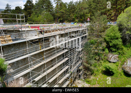 Sanierungsarbeiten am historischen Stein Straßenbrücke über den Fluss Eresma CL601 unterwegs, Spanien Stockfoto