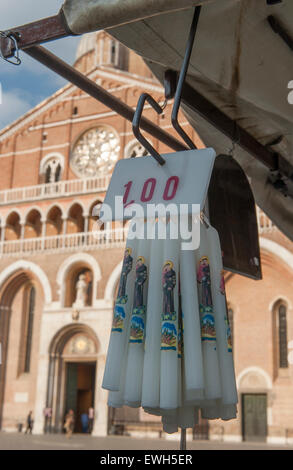 Kerzen zum Verkauf an die Basilika des Heiligen Antonius von Padua, Veneto, Italien Stockfoto