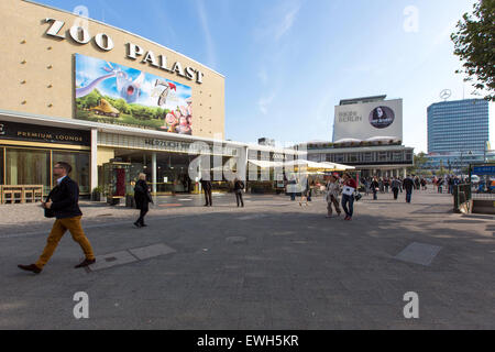 Berlin, Deutschland, Passanten auf der Straße in Budapest Stockfoto