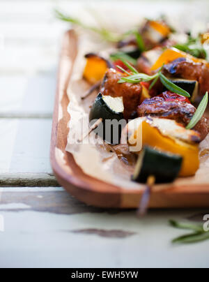 Spieße mit Halloumi, Fleisch und Tomaten Stockfoto