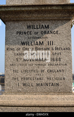 Die Inschrift auf der Statue von Wilhelm von Oranien neben Brixham Hafen. Stockfoto