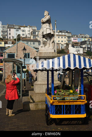 Die Statue von Wilhelm von Oranien neben Brixham Hafen. Stockfoto