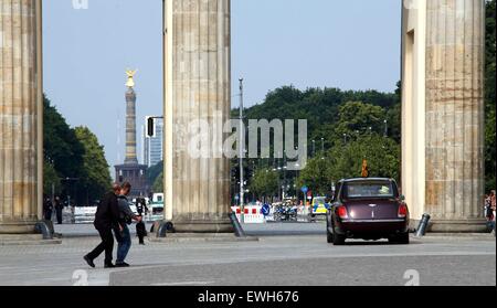 Berlin, Deutschland. 26. Juni 2015. Großbritanniens Königin wird durch das Brandenburger Tor in Berlin, Deutschland, 26. Juni 2015 angetrieben. Queen Elizabeth und der Duke of Edinburgh sind auf einem dreitägigen Staatsbesuch in Deutschland. : Bildnachweis Fabrizio Bensch/Dpa: Dpa picture-Alliance/Alamy Live News Stockfoto