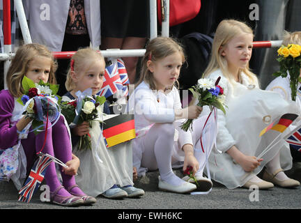 Berlin, Deutschland. 26. Juni 2015. Mädchen tragen Blumensträuße warten auf die britische Königin Elizabeth II zu Fuß über Pariser Platz-Platz in Berlin, Deutschland, 26. Juni 2015. Die britische Monarchin und ihr Ehemann sind auf ihre fünfte Staatsbesuchs in Deutschland vom 23. bis 26. Juni. : Bildnachweis KAY NIETFELD/Dpa: Dpa picture-Alliance/Alamy Live News Stockfoto