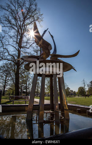 Der Schwanenbrunnen in Bancroft Gardens in der Nähe von Royal Shakespeare Theatre in London Stockfoto