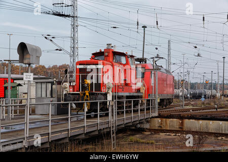 Neuseddin, Deutschland, arbeiten elektrische Lokomotive zieht in DB Rangierdiesellok Seddin Stockfoto